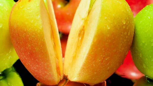 Foto close up dari dua buah apel kuning yang terpotong. Latar belakang abstrak dari buah musiman — Stok Foto