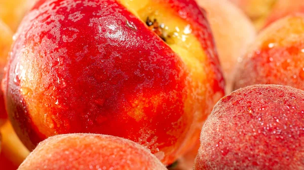 成熟红桃湿果皮的闭合图像.季节水果的摘要背景 — 图库照片