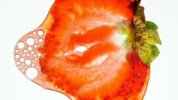 Крупним планом зображення дроблення і стискання соковитої стиглої полуниці. Абстрактний фон з ягід і фруктів . — стокове фото