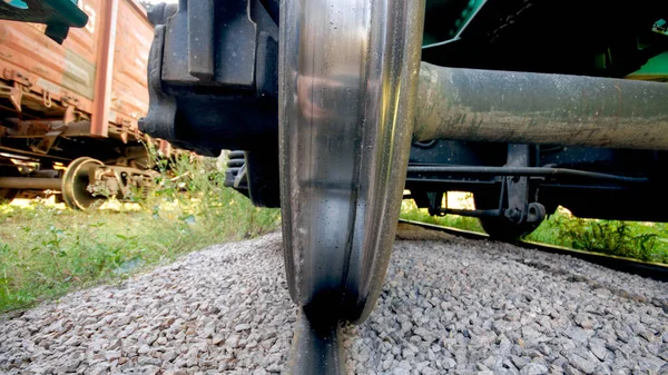 Фото между металлическим рельсом и колесом поезда на железной дороге — стоковое фото