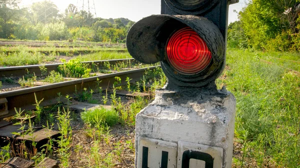 Antiguo semáforo con luz roja en el ferrocarril industrial —  Fotos de Stock