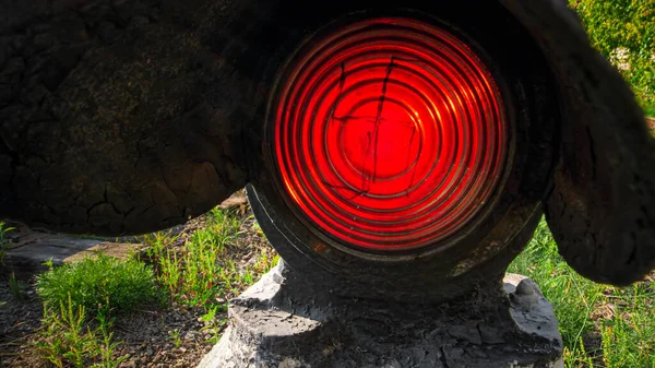Zbliżenie starego semafora z rozbitym szkłem z czerwonym światłem — Zdjęcie stockowe