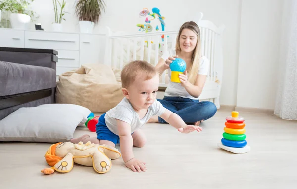 10 Mois Bebe Garcon Jouant Sur Le Sol Avec Des Jouets Colores Petit Jouer Stock Photo
