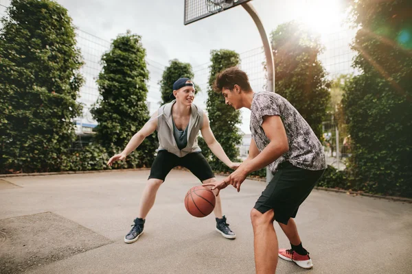 Teenagers playing basketball on outdoor court — Φωτογραφία Αρχείου