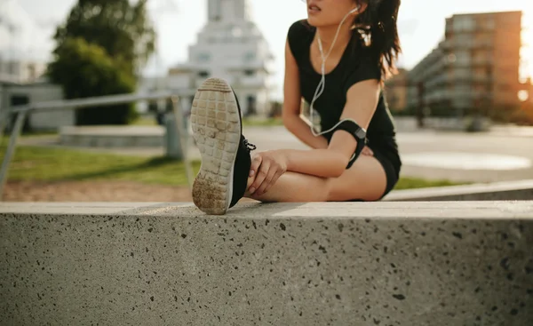 Woman runner warming up before run — Stock fotografie