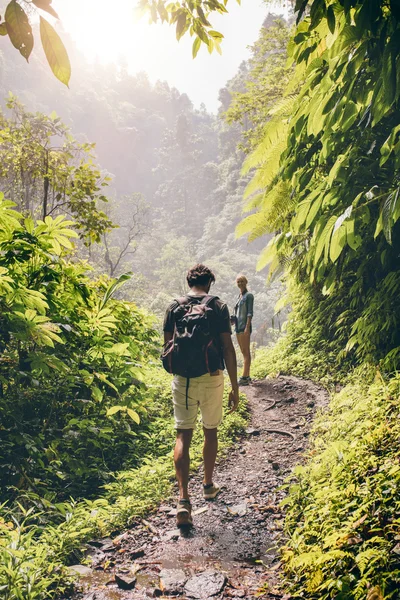 Couple marchant dans la forêt — Photo