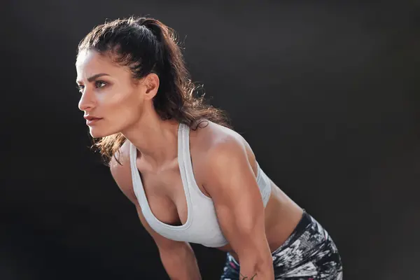 Mujer fuerte con cuerpo muscular en ropa deportiva —  Fotos de Stock
