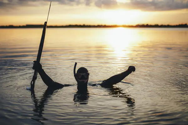 Diver enjoying spearfishing in evening — Stock Photo, Image