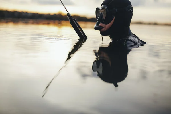 ヤスでの漁のダイバーが水に浸漬 — ストック写真