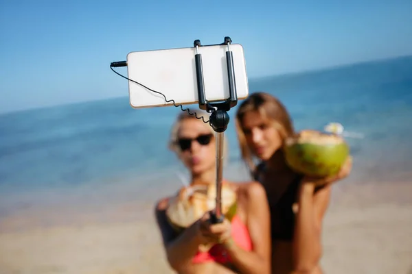 Amigos tomando selfie en la playa — Foto de Stock