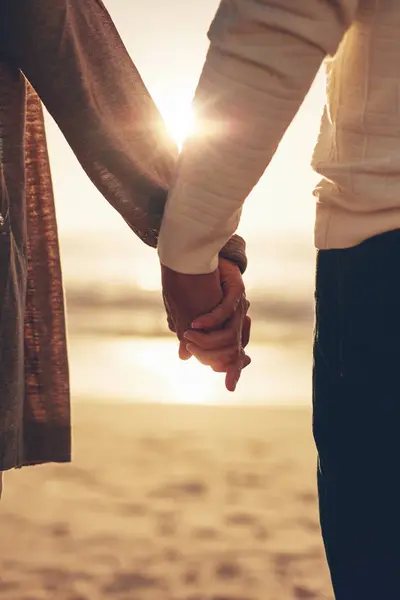 Couple sénior tenant la main au coucher du soleil — Photo