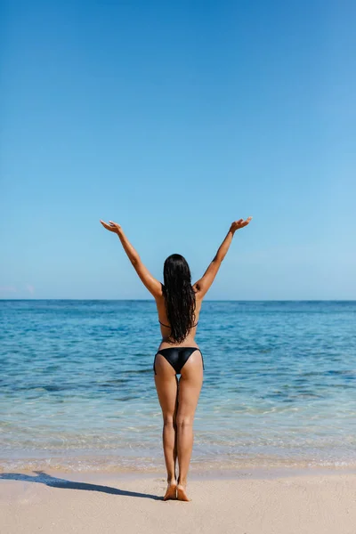 Jovem mulher de biquíni na praia — Fotografia de Stock