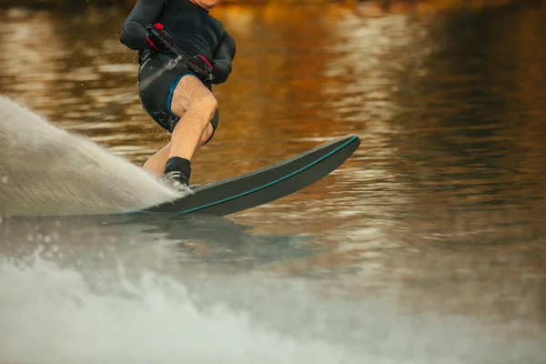 Człowiek jazdy wakeboard na jeziorze — Zdjęcie stockowe