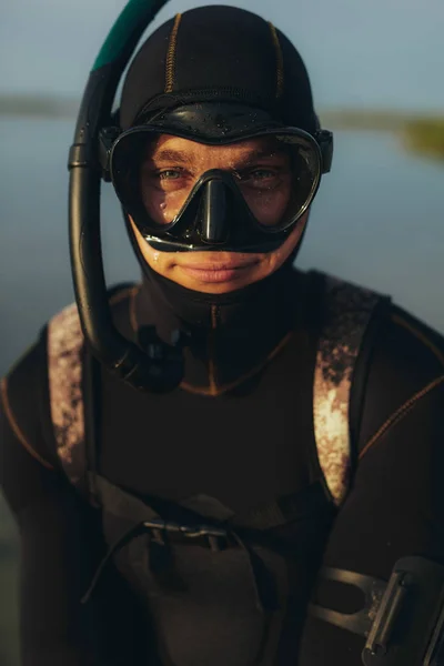 Ung man klädd i våtdräkt skyddsglasögon och snorkel — Stockfoto