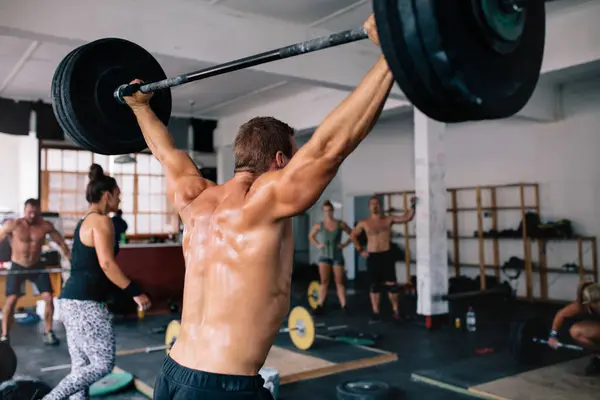 Muskelkräftiges Bodybuildertraining im Fitnessstudio — Stockfoto