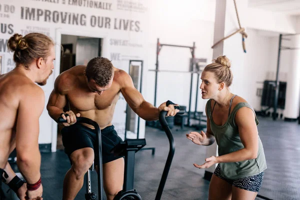 Mann beim Training auf Fitnessrad — Stockfoto