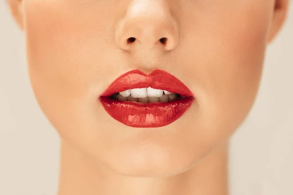 Piękne usta młodej kobiety — Zdjęcie stockowe