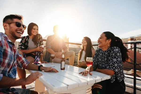 People having fun at rooftop party — Stock Photo, Image