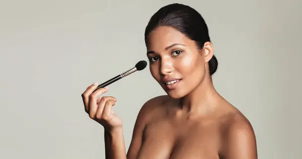 Elegant woman applying makeup — Stock Photo, Image