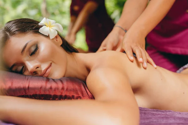 Kobieta mająca masaż pleców — Zdjęcie stockowe