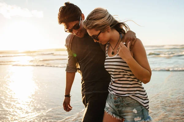 Щаслива пара гуляє на пляжі — стокове фото
