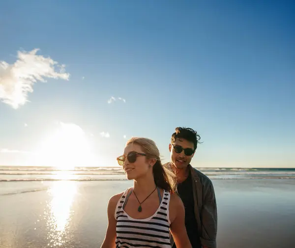 Mulher bonita com namorado na praia — Fotografia de Stock