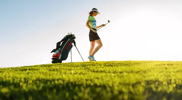 Golfista kobieta na pole — Zdjęcie stockowe