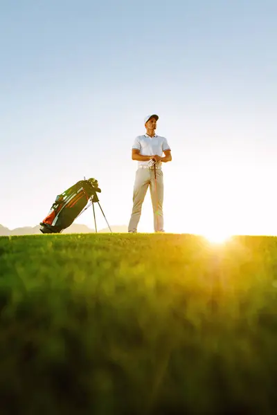 Jogador de golfe profissional masculino em campo — Fotografia de Stock