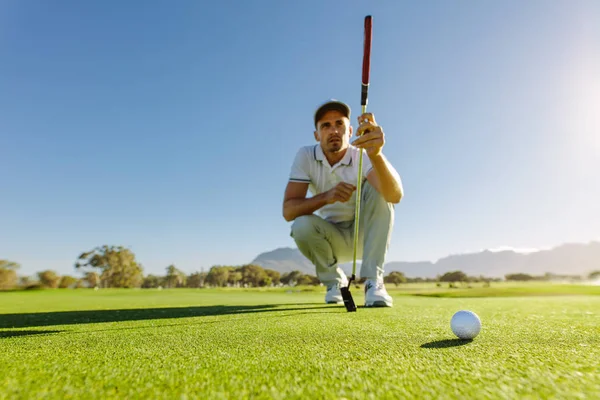 Golf spelare siktar skott — Stockfoto
