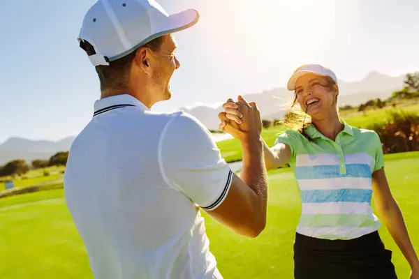 Friends holding hands at golf course — Stock Photo, Image