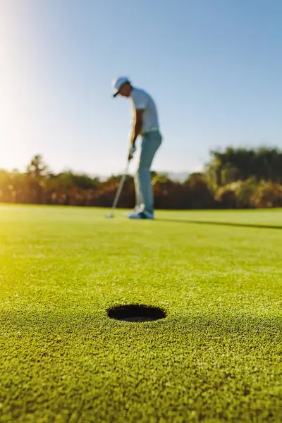 Отвір для гольфу в зеленому полі — стокове фото