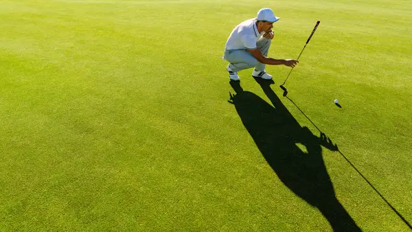 Jugador de golf apuntando tiro — Foto de Stock