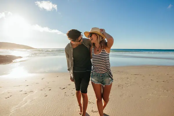 幸せなカップルがビーチを歩き — ストック写真