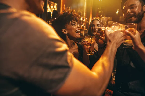 Gente disfrutando la noche en el club —  Fotos de Stock