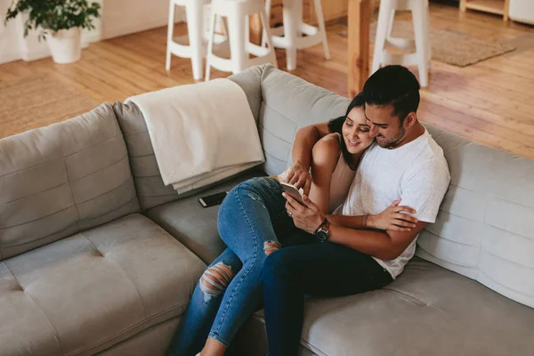 Любящие пары отдыхают на диване — стоковое фото