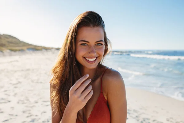 Sorridente giovane donna in spiaggia — Foto Stock