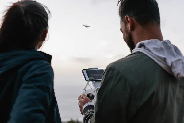 Junges Paar fliegt Drohne auf dem Land — Stockfoto