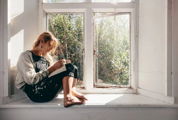 Artista sentada en la ventana y dibujando —  Fotos de Stock