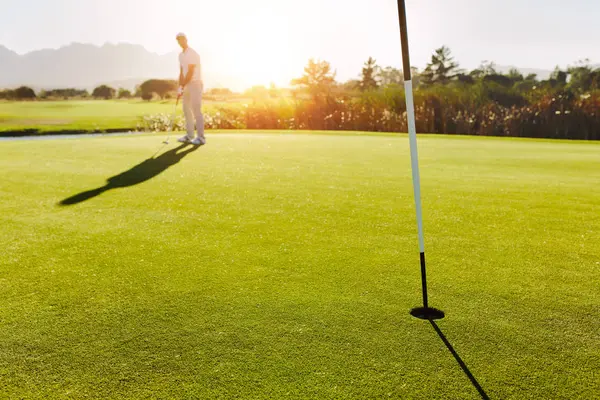 Golf hål i grönt fält — Stockfoto