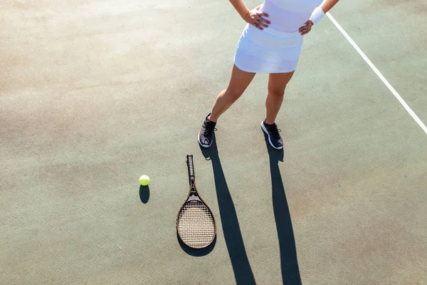 Sportlerin mit Schläger und Ball — Stockfoto