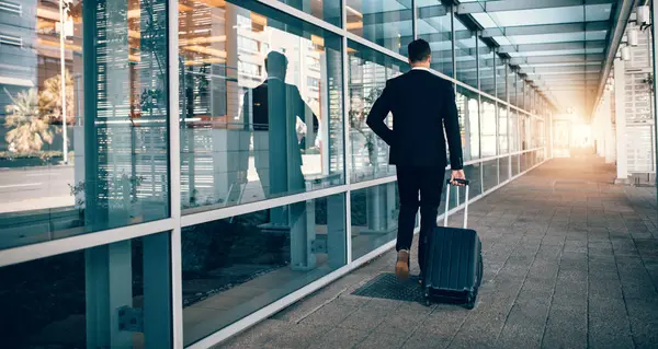 Geschäftsmann läuft mit Tasche vor Flughafen — Stockfoto