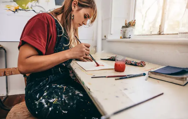 Woman artist making painting in studio — Stock Photo, Image