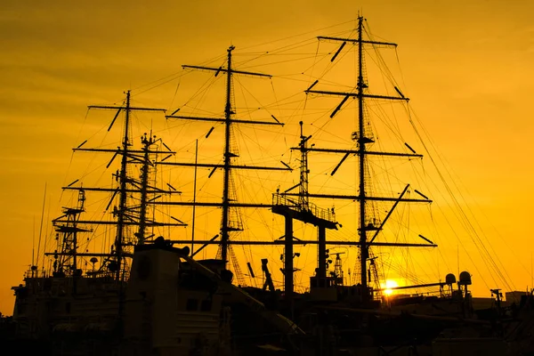 Sailing vessel against the background of a decline. — Stock Photo, Image