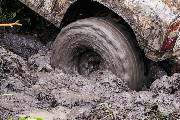 Nahaufnahme des Rades, das im Schmutz des Autos stecken blieb. — Stockfoto