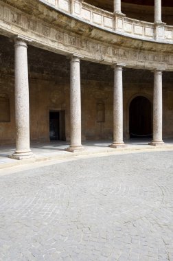 Granada dairesel avluda