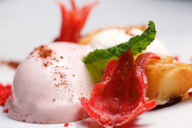 Çilekli dondurma.