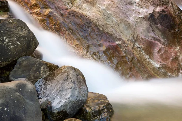 피레네 산맥에 있는 강 — 스톡 사진
