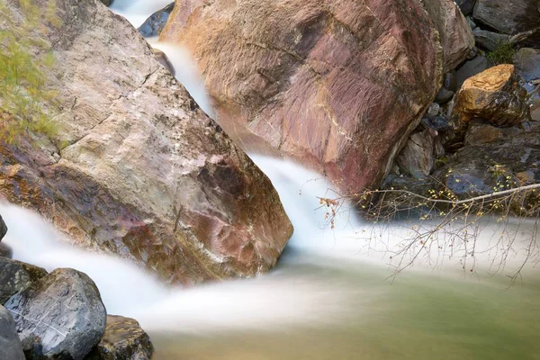 Řeka v Pyrenejích — Stock fotografie