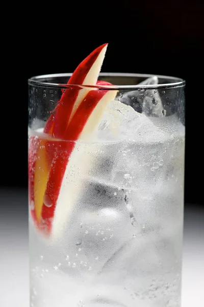 Gin z tonikiem widok — Zdjęcie stockowe