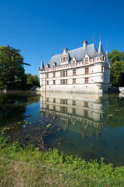 AZAY le Rideau